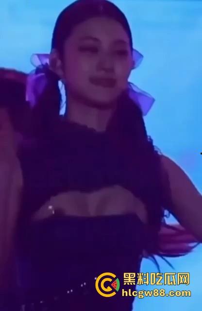 韩国kpop组合【幻蓝小熊】 媛媛 台中跨年走光露黑乳晕，粉丝偷拍起哄，财阀操嫩穴传闻爽爆网络-14