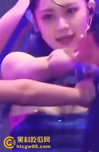 韩国kpop组合【幻蓝小熊】 媛媛 台中跨年走光露黑乳晕，粉丝偷拍起哄，财阀操嫩穴传闻爽爆网络-17
