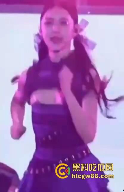 韩国kpop组合【幻蓝小熊】 媛媛 台中跨年走光露黑乳晕，粉丝偷拍起哄，财阀操嫩穴传闻爽爆网络-18