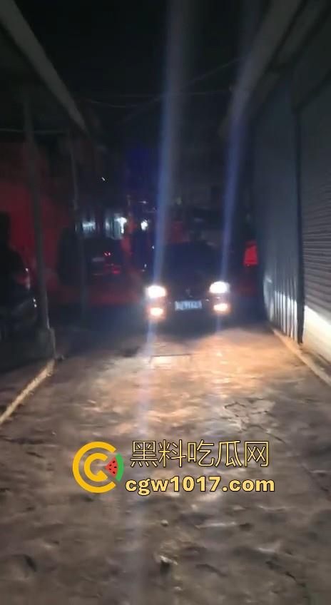 广东省潮州饶平捉奸现场！深夜操完送别人的老婆回家被逮，绿帽老公在车外拿手电一直拍，骚逼还好意思捂脸！-4