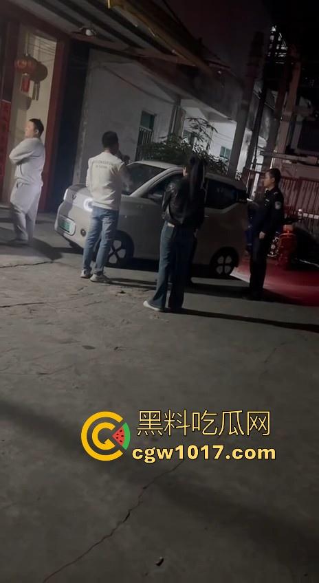 广东省潮州饶平捉奸现场！深夜操完送别人的老婆回家被逮，绿帽老公在车外拿手电一直拍，骚逼还好意思捂脸！-9