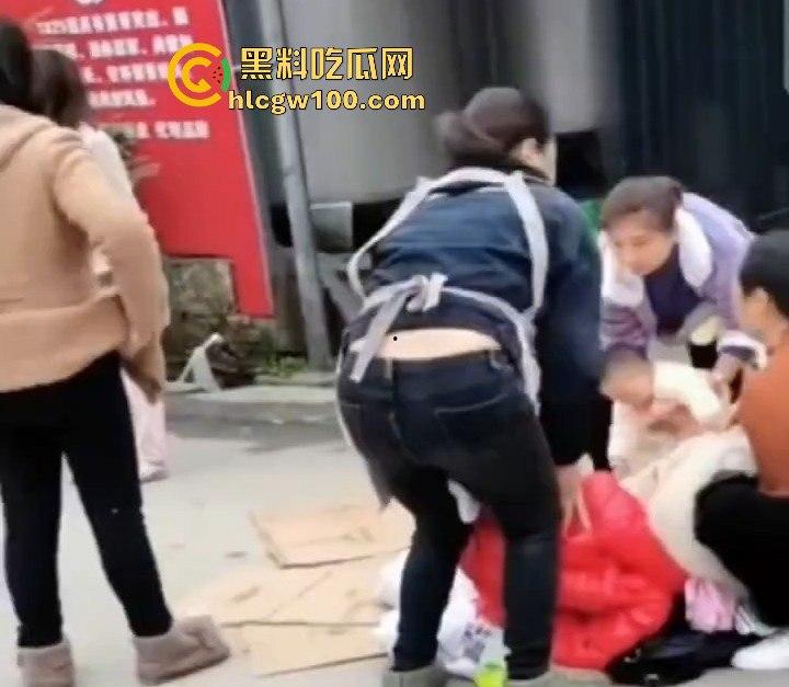 海南孕妇突然临产，围观群众路人见其纷纷帮忙，孩子顺利出生！！！-1