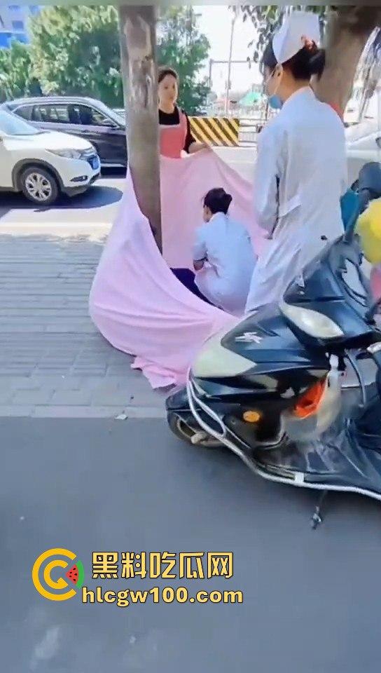 海南孕妇突然临产，围观群众路人见其纷纷帮忙，孩子顺利出生！！！-3