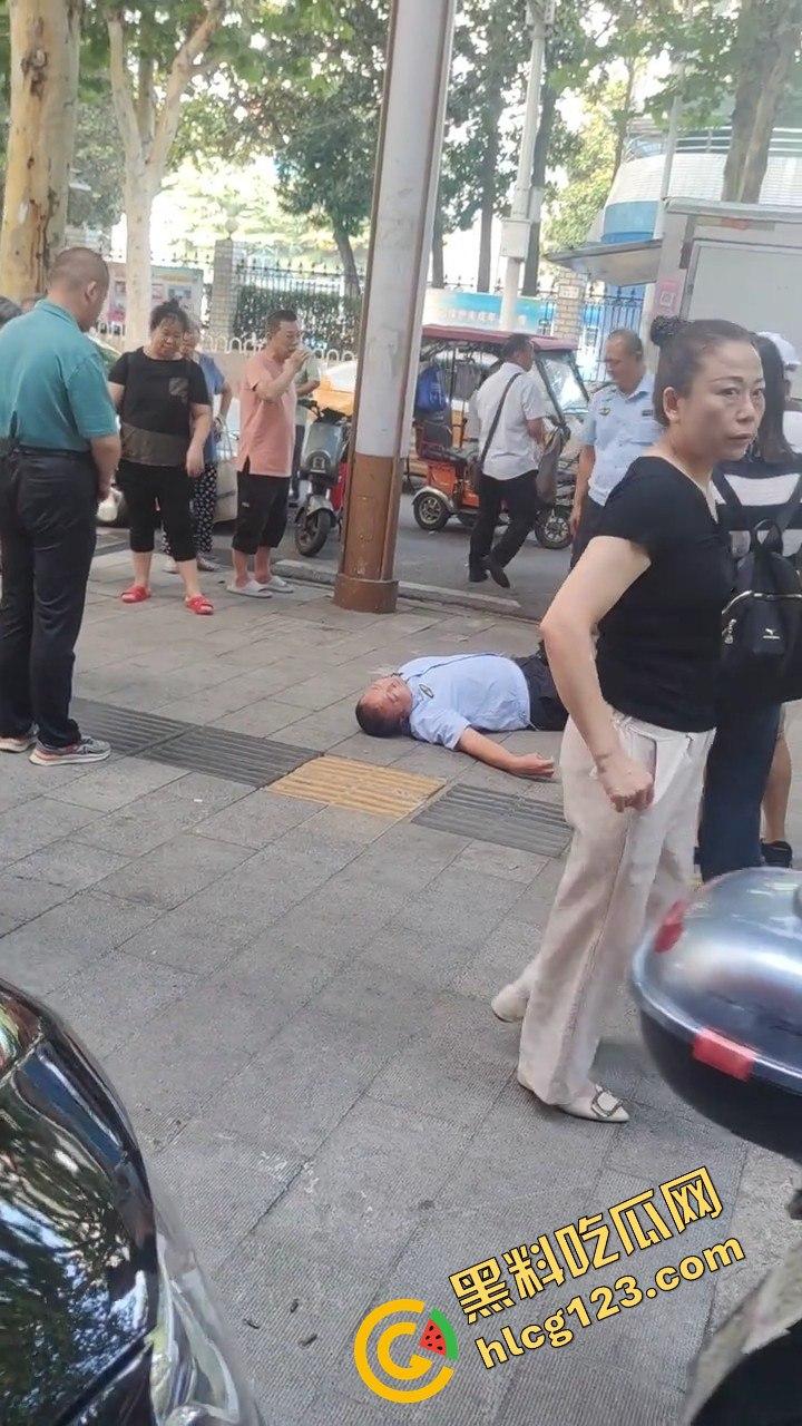 武汉超雄城管上演碰瓷大戏!大爷还没躺下他先躺,直接倒地喊头疼,懵逼大爷无路可走!-3