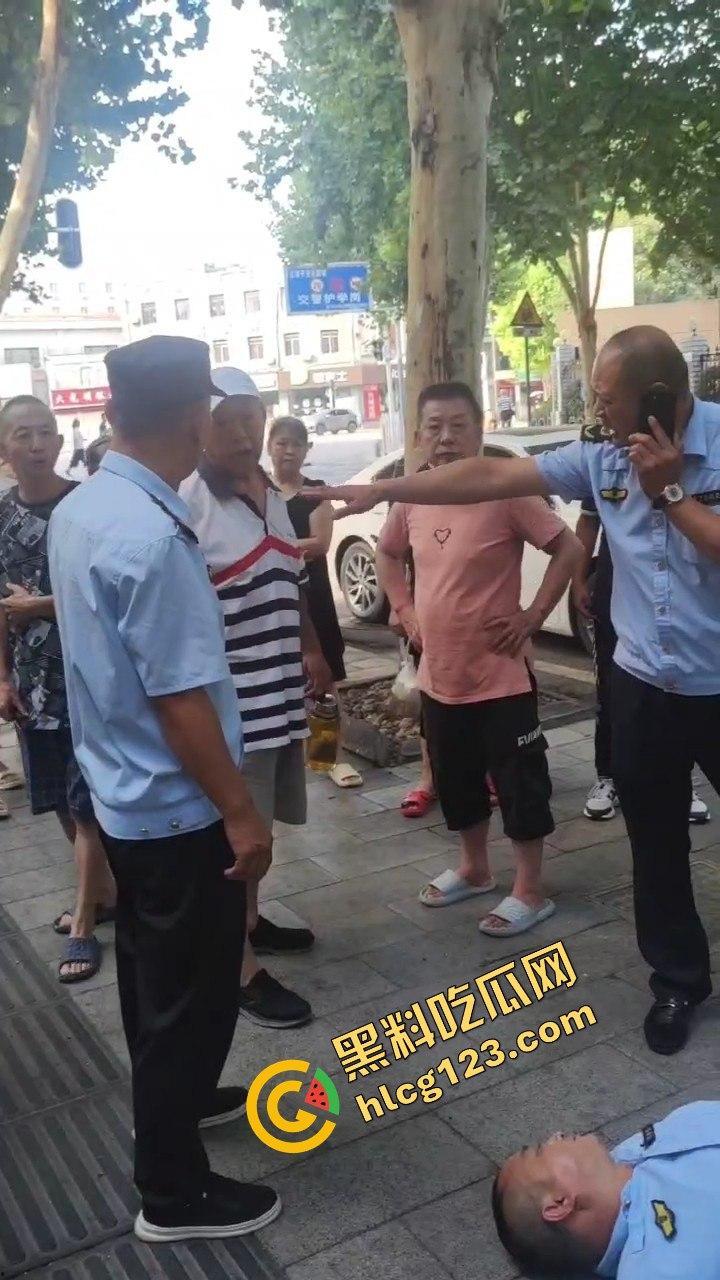 武汉超雄城管上演碰瓷大戏!大爷还没躺下他先躺,直接倒地喊头疼,懵逼大爷无路可走!-5