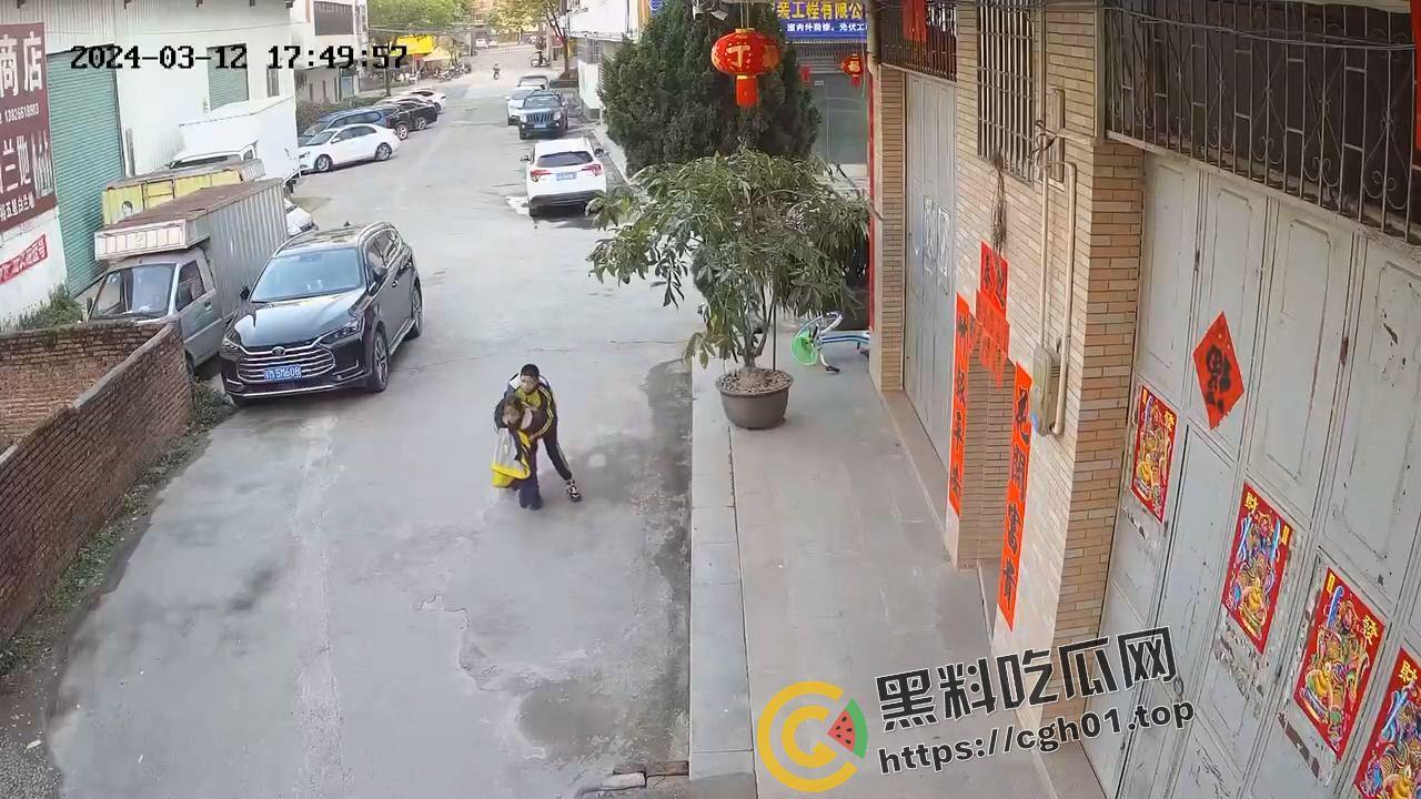 天津河东中心小学初中生猥亵小女孩 女孩惨叫瘆人 老师辟谣男孩不正常 现场监控流出-3