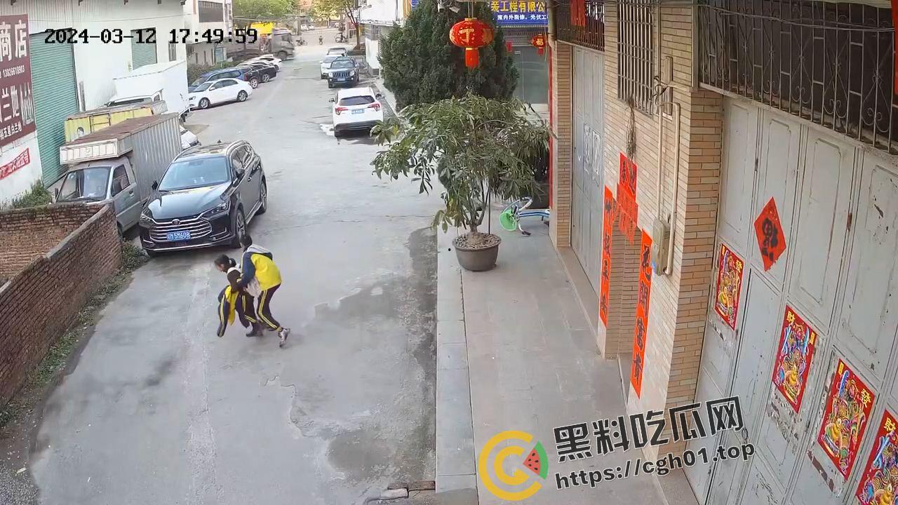 天津河东中心小学初中生猥亵小女孩 女孩惨叫瘆人 老师辟谣男孩不正常 现场监控流出-4