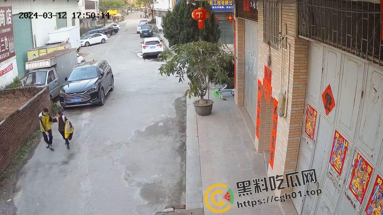 天津河东中心小学初中生猥亵小女孩 女孩惨叫瘆人 老师辟谣男孩不正常 现场监控流出-6