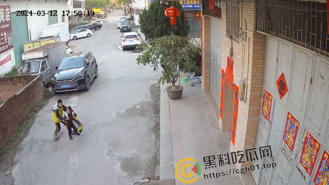 天津河东中心小学初中生猥亵小女孩 女孩惨叫瘆人 老师辟谣男孩不正常 现场监控流出-7