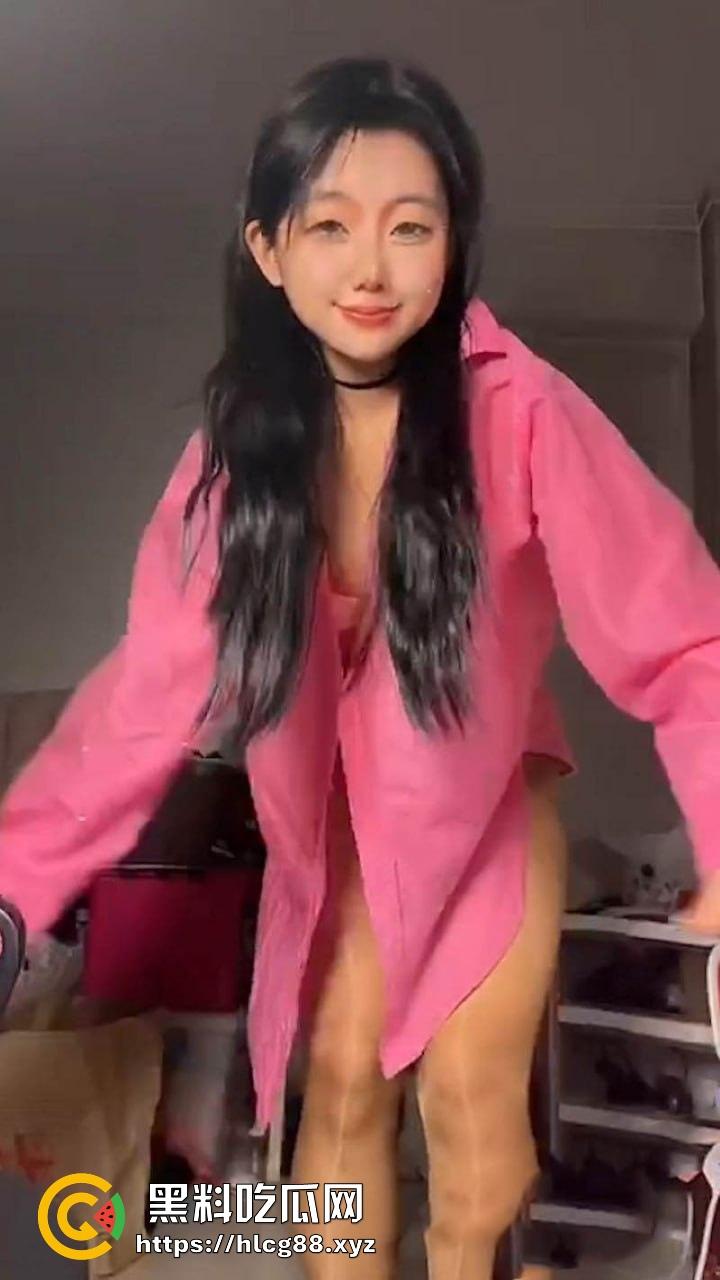 抖音巨乳网红【夸夸修熊】大尺度视频流出 性感母狗卖弄肉体 淫骚蜜穴清晰可见!-2