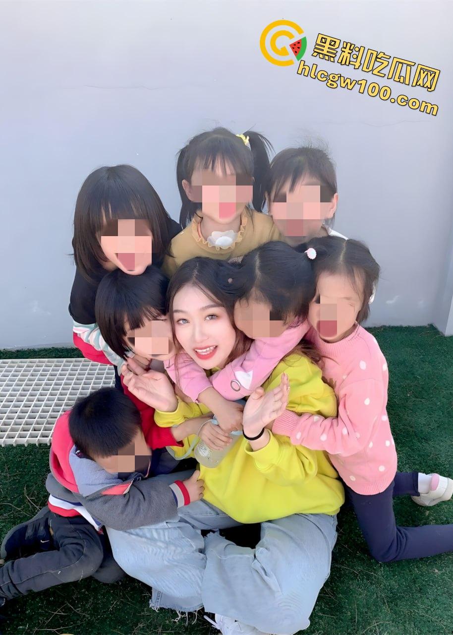 “三不娶”之宁夏中宁阳光幼儿园幼师【杜婧婧】,被网友调教在宿舍展示美腿骚穴福利视频流出-2