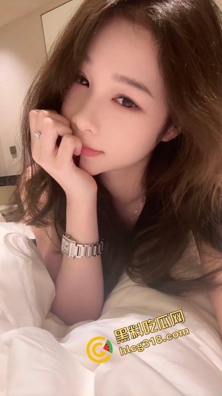 大奶邻居红色内衣辣秀骚姿，白天就撅屁股贴窗露奶，究竟是拍给老公还是干爹？光看这劲头床上得干疯了！-1