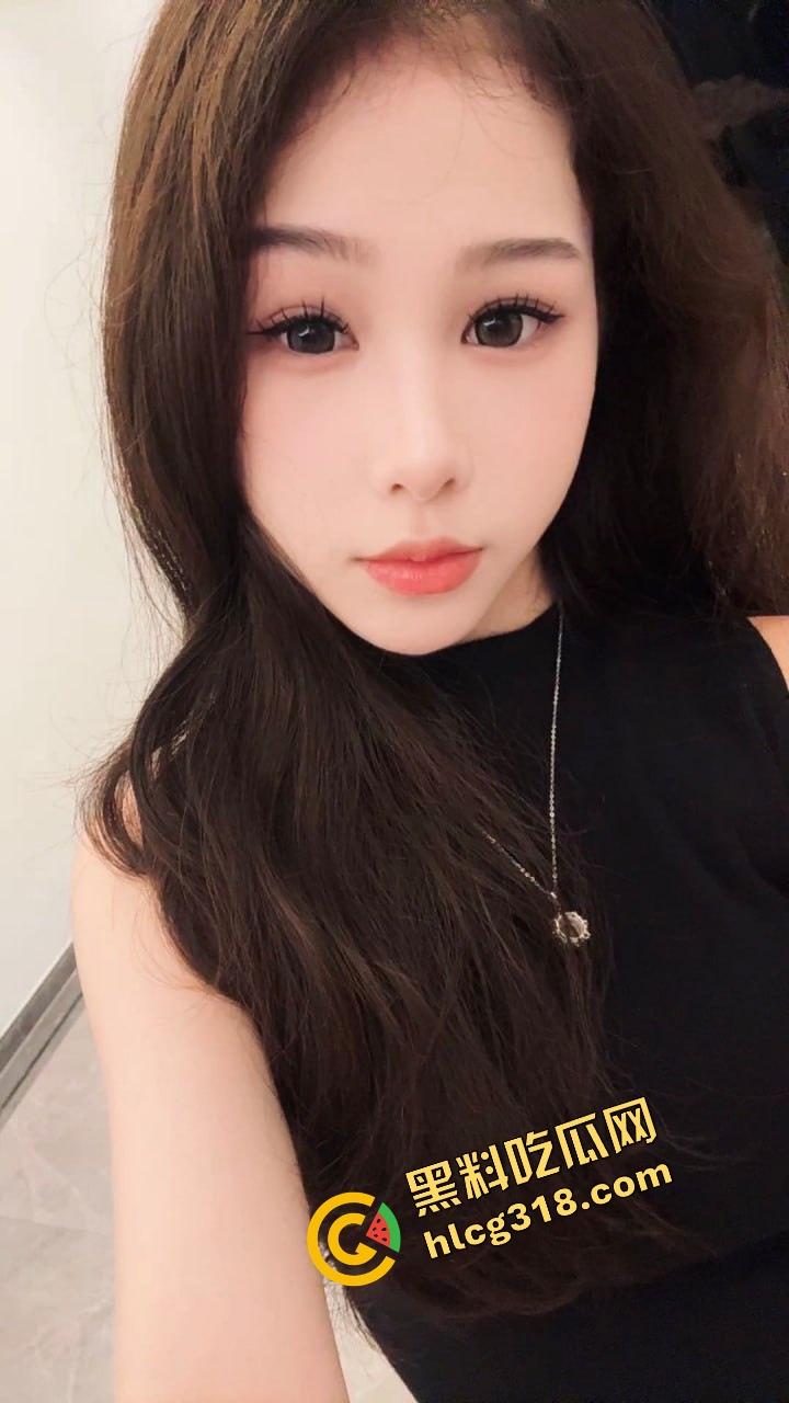 大奶邻居红色内衣辣秀骚姿，白天就撅屁股贴窗露奶，究竟是拍给老公还是干爹？光看这劲头床上得干疯了！-2