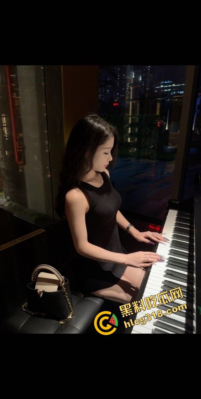 大奶邻居红色内衣辣秀骚姿，白天就撅屁股贴窗露奶，究竟是拍给老公还是干爹？光看这劲头床上得干疯了！-3