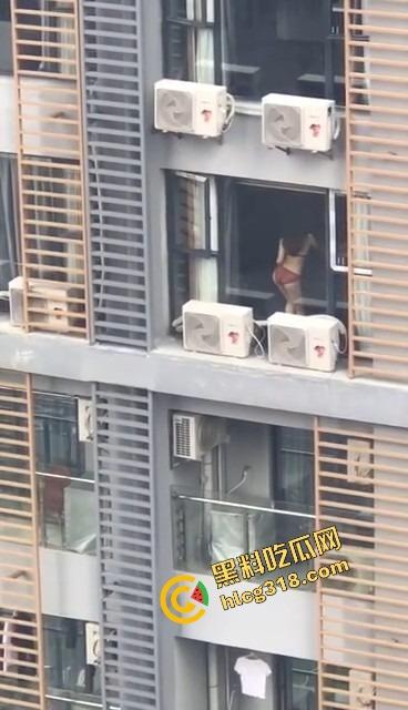 大奶邻居红色内衣辣秀骚姿，白天就撅屁股贴窗露奶，究竟是拍给老公还是干爹？光看这劲头床上得干疯了！-10