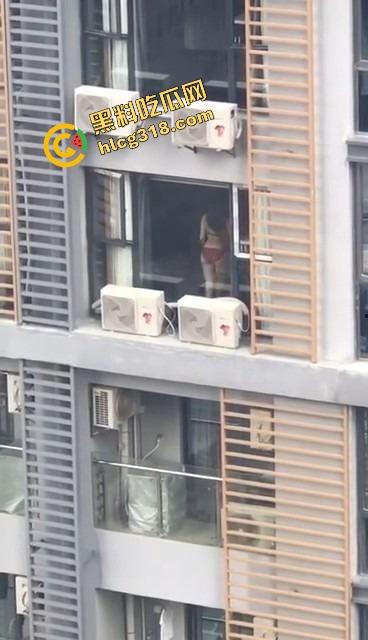 大奶邻居红色内衣辣秀骚姿，白天就撅屁股贴窗露奶，究竟是拍给老公还是干爹？光看这劲头床上得干疯了！-12