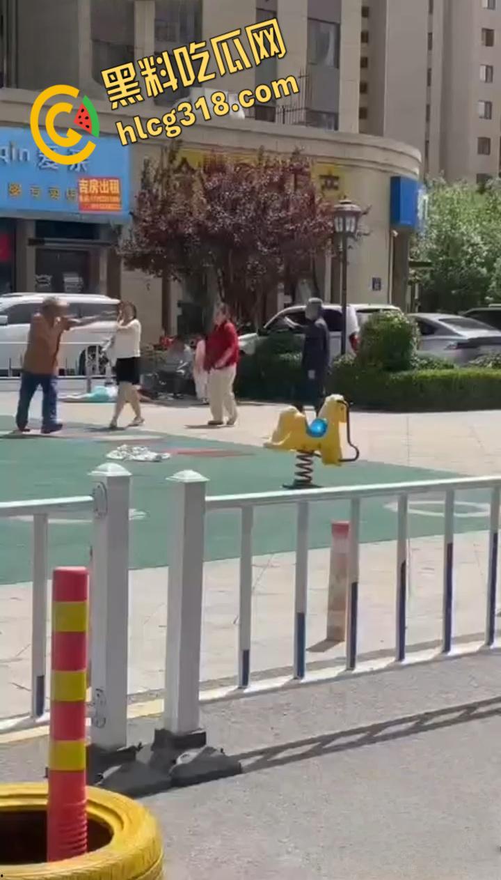 公园小伙子和大爷之间的激战，小伙打不到大爷直接躺地上，大爷一挑三打趴小伙引全场狂笑 ！-4